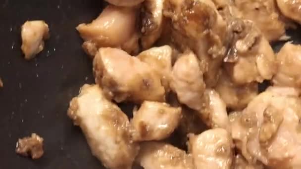 Σεφ Ανακατεύει Κρέας Κοτόπουλου Νούντλς Τηγάνι Wok Μανς Χέρια Ανάμειξη — Αρχείο Βίντεο