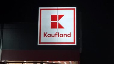 Hustopece, Çek Cumhuriyeti - 9 Mart 2024: Kaufland logosu, Lidl 'in de sahibi olan Schwartz Gruppe' un bir parçası olan Alman zincirinin hipermarketinde. Ülke Almanya ve AB 'de 1500' ün üzerinde mağaza işletiyor.