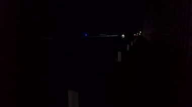 Otobanda gece trafiğinin hızlanması. Gece otoyol trafiğinin hızlandırılması. Taşıma, uluslararası trafik ve glabalizasyon kavramı.