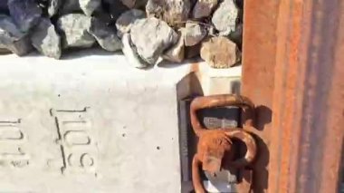 Demiryolu raylarına ve şalterlere yakın çekim. Hayat kararları ve geçiş kavramı.