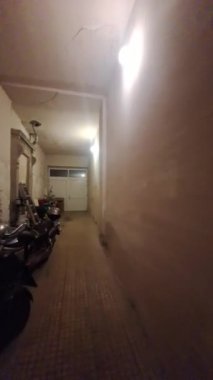 Evin temizlenmemiş bölümünün görüntüsü. Binanın girişindeki karmaşa..