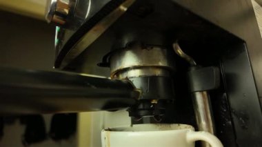 Süper yavaş çekim akan kahve ve kaldıraç kahve makinesinden yavaş damlayan damlalar. Kahve makinesinden kahve damlıyor..