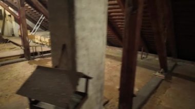 Eski püskü bir evde eski bir tavan arası. Eski tavan arasına mineral yünü yalıtımı yapıyorum. Pahalı enerji zamanlarında yalıtım kavramı.
