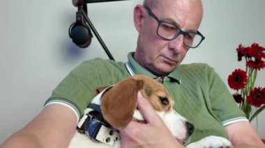 Köpek ve sahibi. Bir köpek efendisinin ellerini minnetle yalıyor. Köpek sevgisi ve sadakati kavramı..