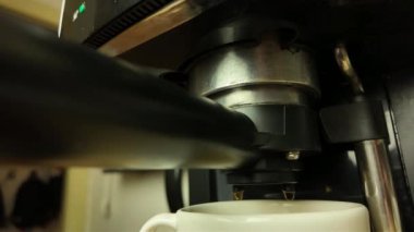 Kahve makinesinden damlayan kahve damlaları. Ev kaldıraçlı kahve makinesinden kahve hazırlıyorum. Süper yavaş çekim.