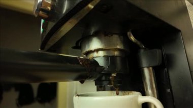 Kahve makinesinde arıza var. Kahve makinesinin dışında kahve sızıntısı var. Ev aletlerini tamir etme ya da yeni ev aletleri satın alma fikri. Süper yavaş çekim.