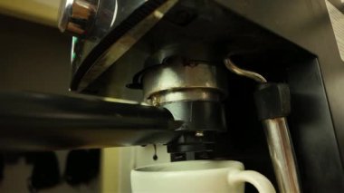 Bozuk bir kahve makinesi kahve makinesinin kolundan kahve sızdırır. Ev aletlerindeki arızaları kavra ve onları yenileriyle değiştir veya onar. Süper yavaş çekim.