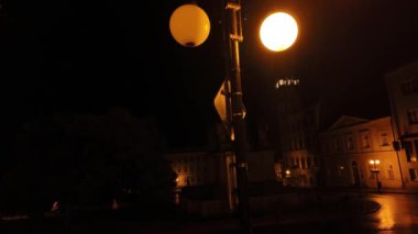 Şehirde gece yağmuru. Gece yağmurunda sokak lambasının görüntüsü.