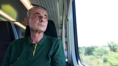 Trendeki bir adam. Yaşlı adam işe gidip geliyor. İşe gidiş gelişin günlük rutin kavramı.