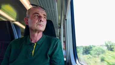 Trendeki bir adam. Yaşlı adam işe gidip geliyor. İşe gidiş gelişin günlük rutin kavramı.