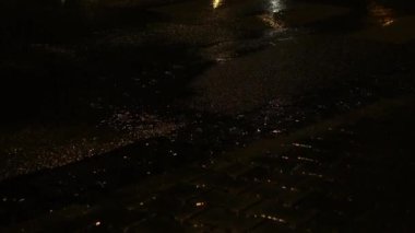 Gece sağanağı ve yağmur damlaları su birikintisine düşüyor. Gece yağmuru ve yağmur damlaları su birikintisine düşüyor. Geceleri yağmur yağar