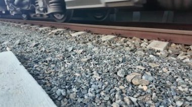 Yoldan geçen bir yolcu treni. Tekerlekleri ile geçen bir tren. Trenin sonu. Ağır çekim. Seyahat, seyahat ve tatil kavramı..
