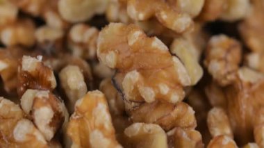 Kabuklu ceviz manzarası. Bir yığın kabuklu ceviz. Soyulmuş ceviz. Makro görüntüler. Kısmen bulanık. Sağlıklı beslenme, doymamış yağ asitleri, B vitamini ve demir konsepti..