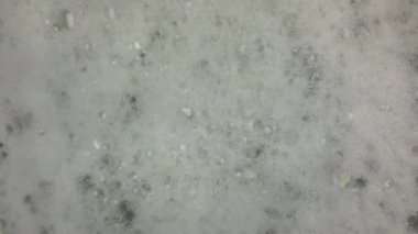 Dönen banyo köpüğü. Yavaş çekimde dönen banyo köpükleri. Refah, özgüven, refah kavramı.