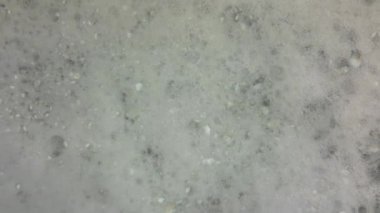 Dönen banyo köpüğü. Yavaş çekimde dönen banyo köpükleri. Refah, özgüven, refah kavramı.