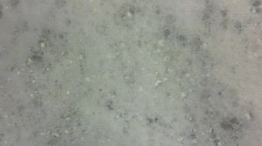 Beyaz banyo köpüğü. Banyo köpüğüne yakın çekim. Kozmetik, sağlık ve refah kavramı.