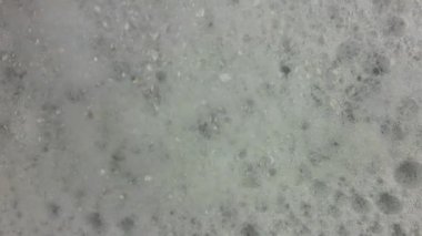 Beyaz banyo köpüğü. Köpük banyosu köpüğüne yakın çekim. Kozmetik, kaplıca, sağlık ve refah kavramı.