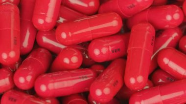 Kapsüllerde bir yığın ilaç. Arka plan olarak kapsül ilacı. Eczane ve uyuşturucu kullanımı kavramı.