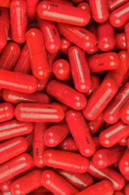 Kırmızı ilaç kapsülleri yığınla. Yığınla ilaç. Tıp, tıp ve sağlıklı yaşam tarzı kavramı..