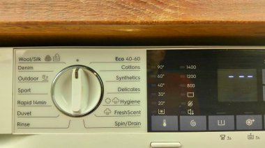 Modern bir çamaşır makinesinin kontrol panelinin görüntüsü. Çamaşır makinesinin işletim paneli. Ev işi kavramı. Ev yıkama konsepti.