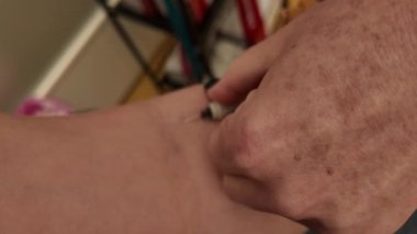 Koldaki bir damardan kan alınıyor. Ameliyathanede bir hemşire kan örneği almış. Sağlık ve tıbbi bakım kavramı. Bulanık görüntü videosu.
