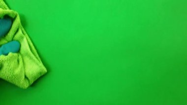 Pencerenin camını yeşil bir bezle siliyorum. Lastik eldiveni ver, krom anahtarın arkasına cam sürt. Ev işleri ve temizlik kavramı.
