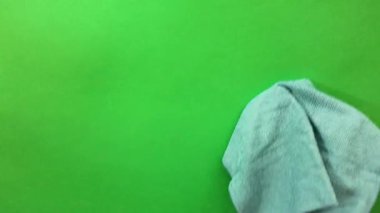 Pencerenin camını mavi bir bezle siliyorum. Mavi bir mendille yüzeyi temizliyorum. Krom anahtar arkaplanı. Temizlik ve ev bakımı kavramı.