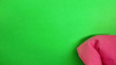 Camları kırmızı bir bezle siliyorum. Kırmızı bir bezle yüzeyi temizliyorum. Sarı lateks eldiven giyen bir el ekranı siler. Krom anahtar arkaplanı. Temizlik konsepti ve temiz ev.