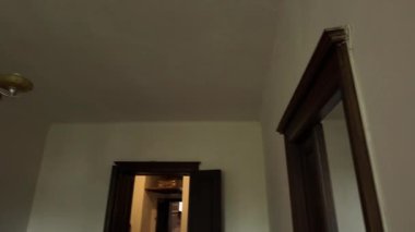 Eski ahşap kapı çerçevelerinin panoramik manzarası, eski avize ve eski ahşap pencere. Eski odanın manzarası. Oturma odası tadilat için hazır. Yeniden yapılanma ve restorasyon kavramı.