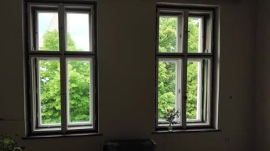 İki eski ahşap pencere ve parke döşeme manzarası. Eski bir ev kavramı. Yenileme ve yenileme için oda hazır..