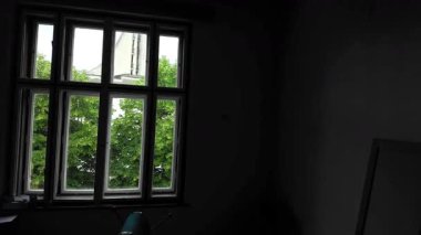 Eski ahşap çerçeveli pencerenin görüntüsü. Ahşap pencereli eski odanın manzarası. Oda tadilat için hazır. Yeniden yapılanma ve restorasyon kavramı.