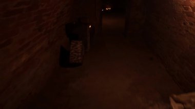 Eski mahzenlerde yürüyorum. Mum ışığıyla aydınlatılmış eski bir yeraltı koridorunda yürü. Gizem ve korku kavramı.