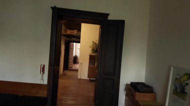 Eski odadan geçerek bir buket çayır çiçeğine ulaştım. Eski salonun manzarası. Oturma odası tadilat için hazır. Yeniden yapılanma ve restorasyon kavramı.