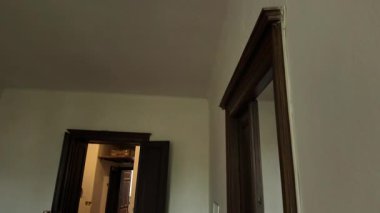 Eski ahşap kapı çerçevelerinin panoramik manzarası, eski avize ve eski ahşap pencere. Eski odanın manzarası. Oturma odası tadilat için hazır. Yeniden yapılanma ve restorasyon kavramı.