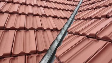 Tarihi bir evde bacası olan yeni inşa edilmiş çatının panoramik görüntüsü. Çatı kiremitleri ile kaplı yeni çatı. Tarih ve ev yenileme kavramı.