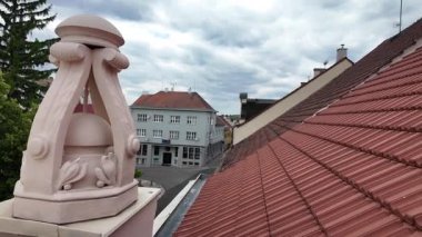 Tarihi bir binanın yeni inşa edilmiş çatısının manzarası. Tarihi bir unsurla yeni çatı kaplaması. Tarih ve bina yenileme kavramı.