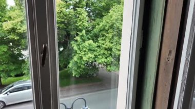 İki klasik kırsal pencereyi kapatıyorum. Eski pencereyi görmek ve pencerelerden uzaklaşmak. Odada eski tarz pencereler var. Eski zaman ve romantizm kavramı.