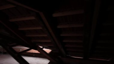 Yatakhane penceresi zemini aydınlatan karanlık tavan arası manzarası. Tadilat ya da tadilat için tasarlanmış eski, pejmürde bir ev. Eski zaman ve romantizm kavramı.