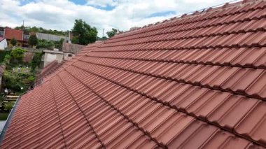 Tarihi bir evin yeni çatısının panoramik manzarası. Çatı yeni çatı kiremitleriyle kaplı. Tarih ve ev yenileme kavramı.
