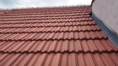 Tarihi bir evin yeni inşa edilen çatısının panoramik görüntüsü. Çatı kiremitleri ile kaplı yeni çatı. Tarih ve ev yenileme kavramı.