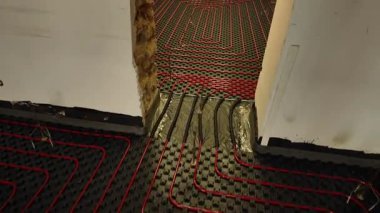 Döşemeyi betonarme için hazırlıyorum. Yeraltı ısıtıcısı yerde yatıyordu. İnşaat ve bina yenileme kavramı.