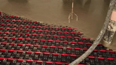 Yeraltı ısıtması için beton döşeme. Beton, yer altı ısıtmalı odalarda çalışır. Beton dökmek için düz bir yüzey oluşturmak için tripod. İnşaat ve inşaat işi kavramı.