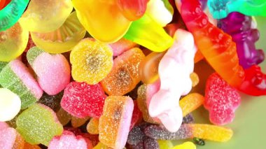 Şekerleme geçmişi. Değişken bir arka planda çok renkli jelibon. Makro çekim, üst görüş. Şeker ve şekerleme kavramı