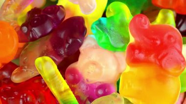 Jelatin tatlılar. Dönen bir yüzeyde jöle şekerlemeleri. Makro atış. Çocukluk, şekerleme ve şeker konsepti