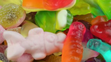Dönüş geçmişinde jelatin şekerler. Lezzetli jöle şeklinde. Meyve aromalı jöle şekeri kavramı. Üst manzara, makro çekim. Şekerci kavramı, şekerci