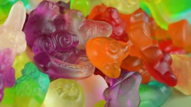 Reçelli şekerlerle dolu bir arka plan. Arka planda çok renkli jelatinli şekerler. Makro çekim, arka planda üst görünüm. Şekerci ve şeker dükkanı kavramı