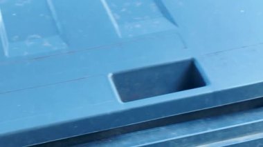 Renkli çöp konteynırlarının görüntüsü. Çok renkli çöp konteynırları. Atık, sürdürülebilir yaşam ve çevre kavramı