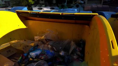 Renkli çöp konteynırlarının görüntüsü. Çöplerle dolu çok renkli konteynırlar. Atık, sürdürülebilir yaşam ve çevre kavramı