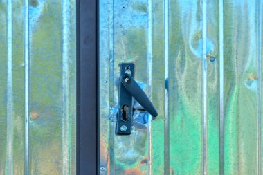 Zorla girildikten sonra kilidi kırılmış. Soygundan sonra kilitleyin. Sigorta konsepti, ihlal ve güvenlik riski