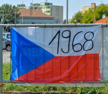 Tırabzana asılmış Çek bayrağının görüntüsü. Bayrak 1968 yılını gösteriyor. 20 Ağustos 1968 'de Çekoslovak Sosyalist Cumhuriyeti dört Varşova Paktı ülkesi tarafından işgal edildi: Sovyetler Birliği, Polonya Halk Cumhuriyeti, Halk Cumhuriyeti.